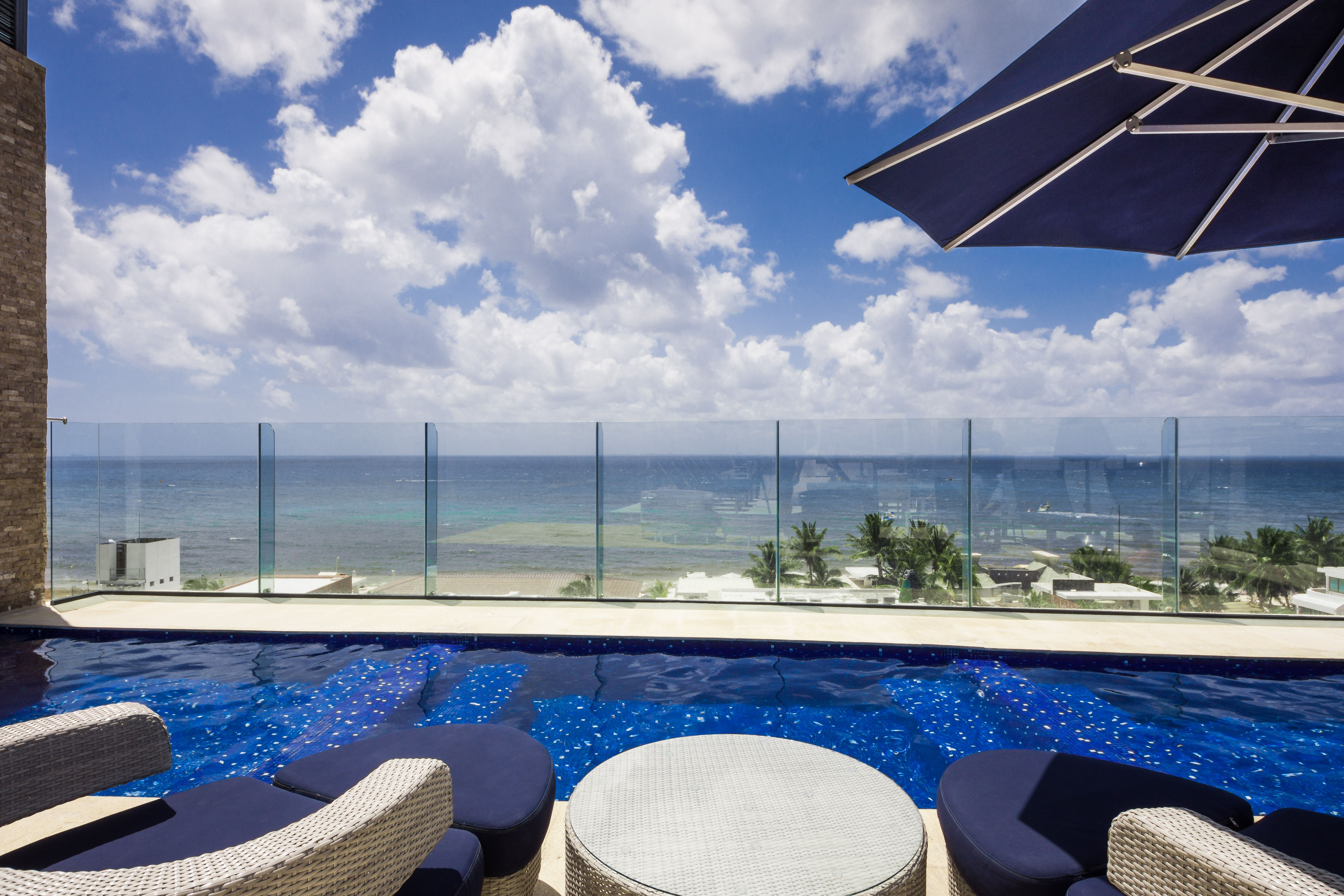 1 Rec/1.5 Baños Totalmente Amueblado con Jacuzzi Privado – A Pasos de la Playa